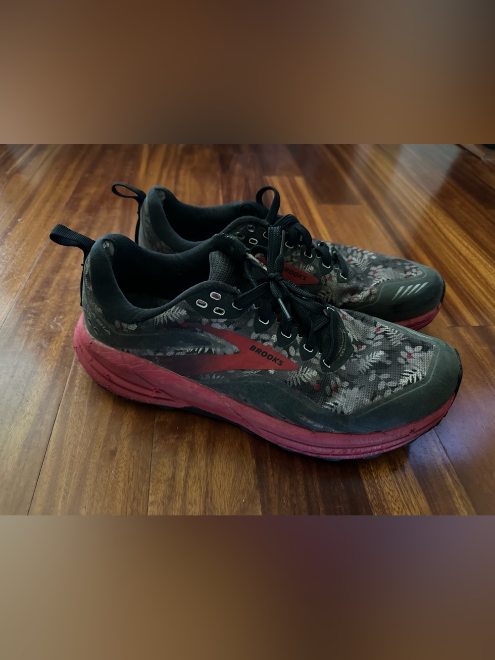 Brooks Men's Black and Red Patterned Athletic Shoes